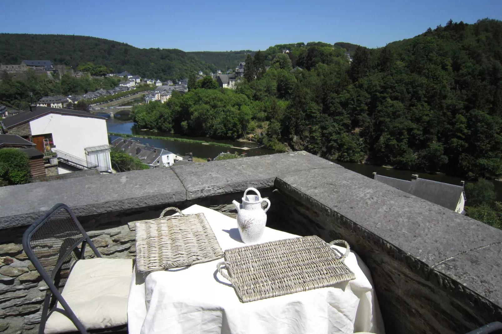 Au pied du château de Bouillon-Terrassenbalkon