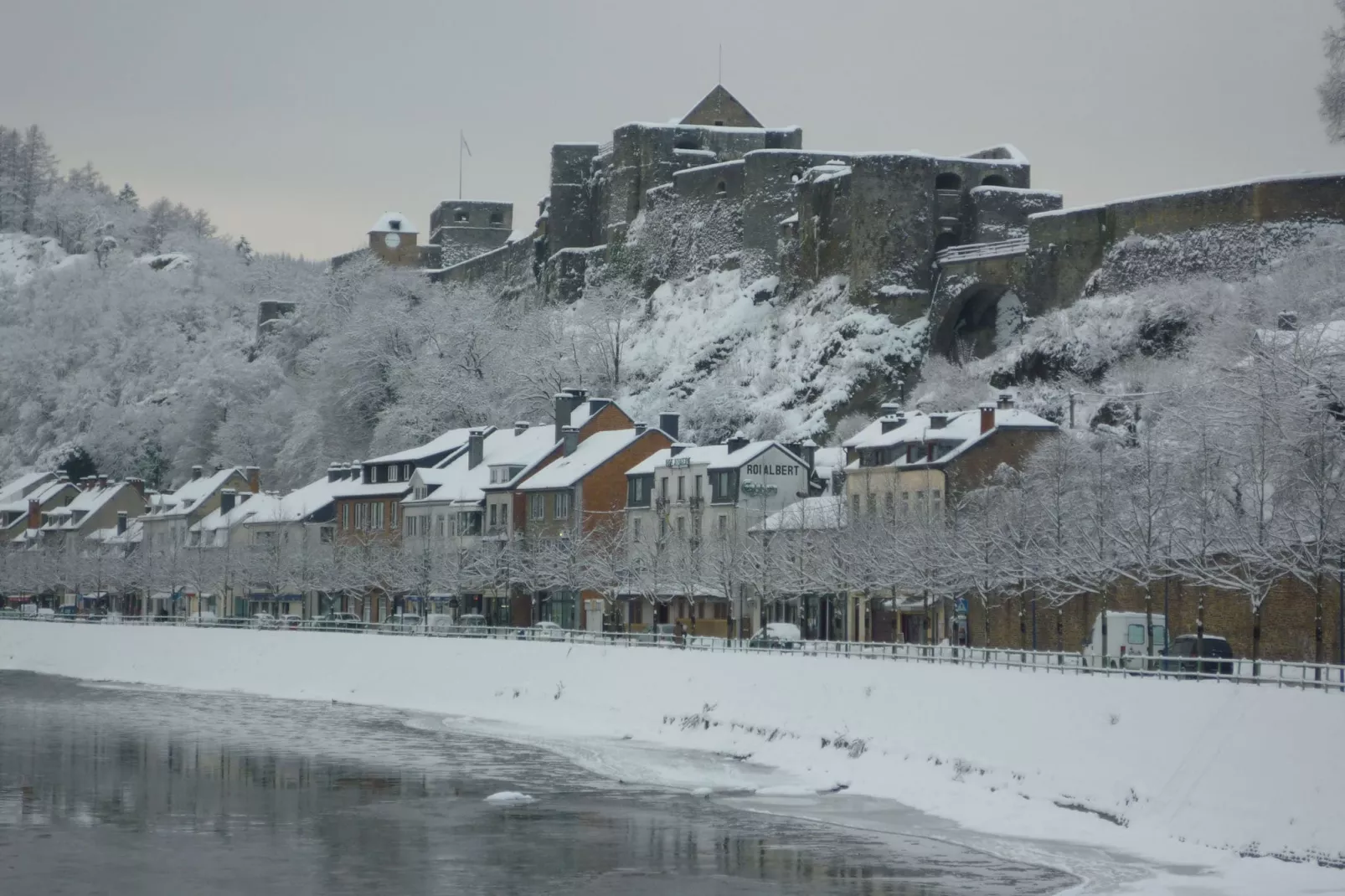 Au pied du château de Bouillon-Garten Winter
