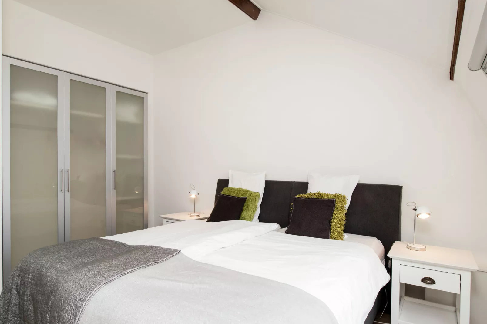 Dorpswoning Op Niveau-Bedroom