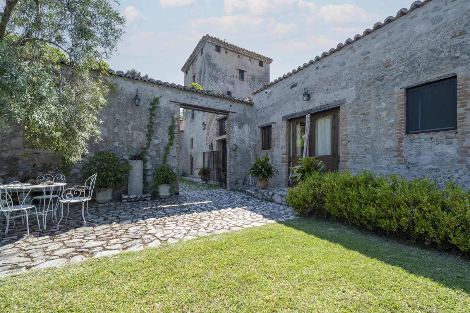 Torre Zunivu-Exterior summer