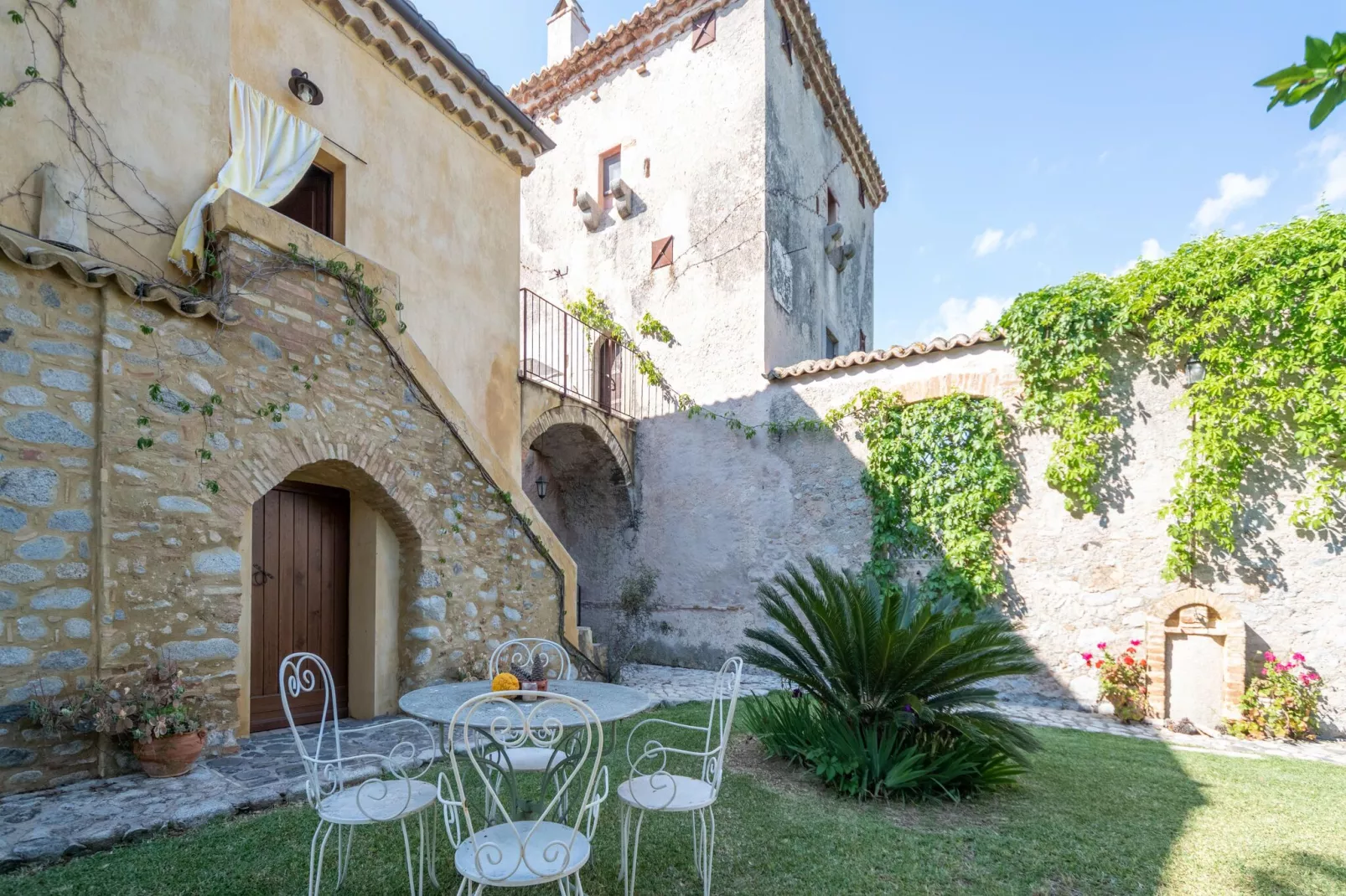 Torre Zunivu-Exterior summer