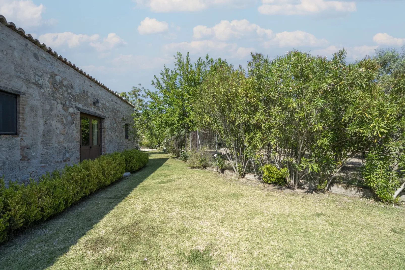 Torre Zunivu-Gardens summer