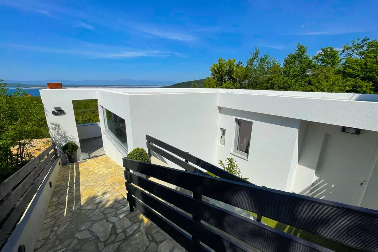 Milly 2-Exterior summer
