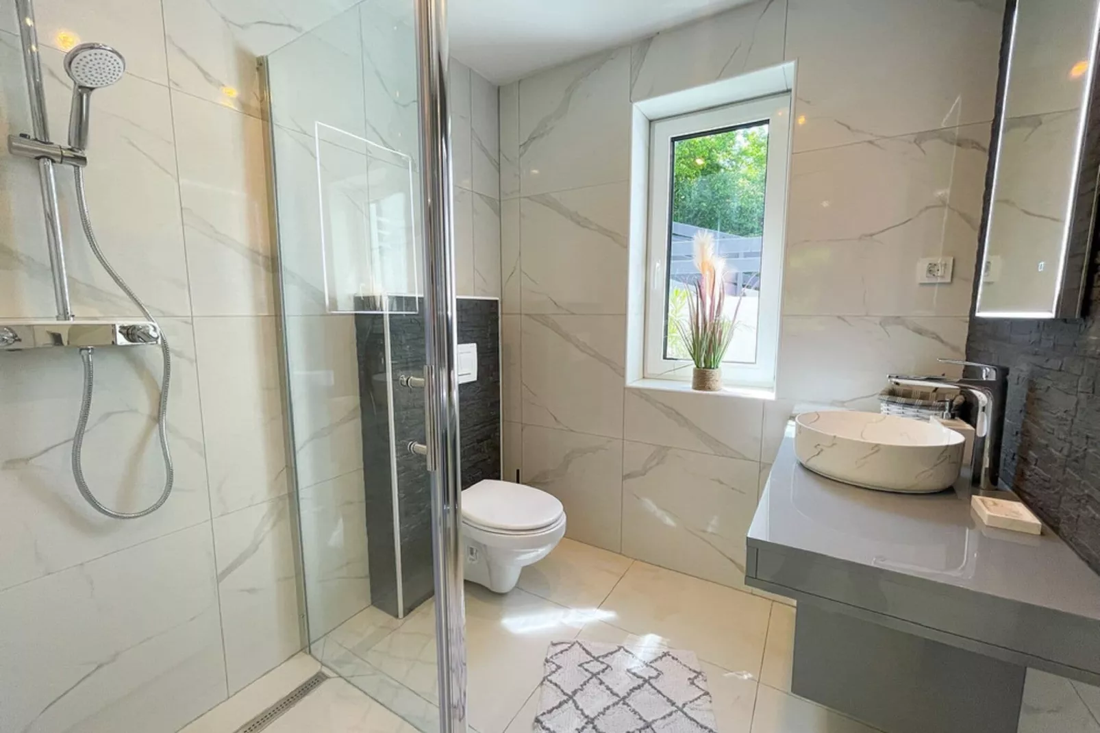 Milly 2-Bathroom