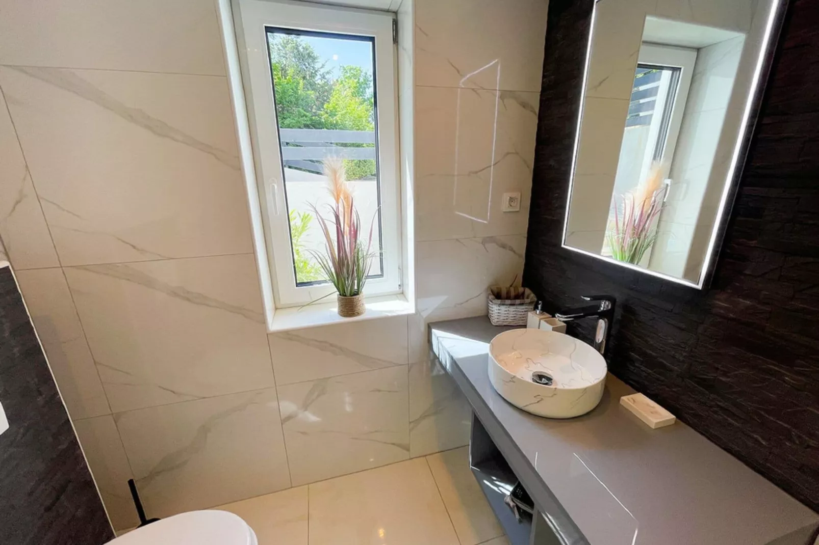 Milly 2-Bathroom