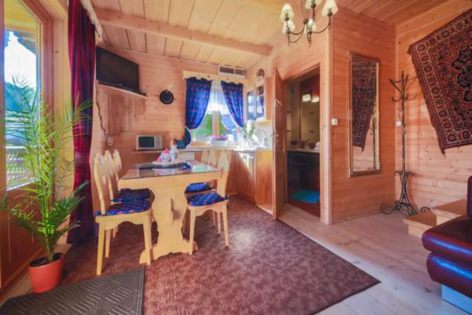 A fabulous house in the mountains-Dining room