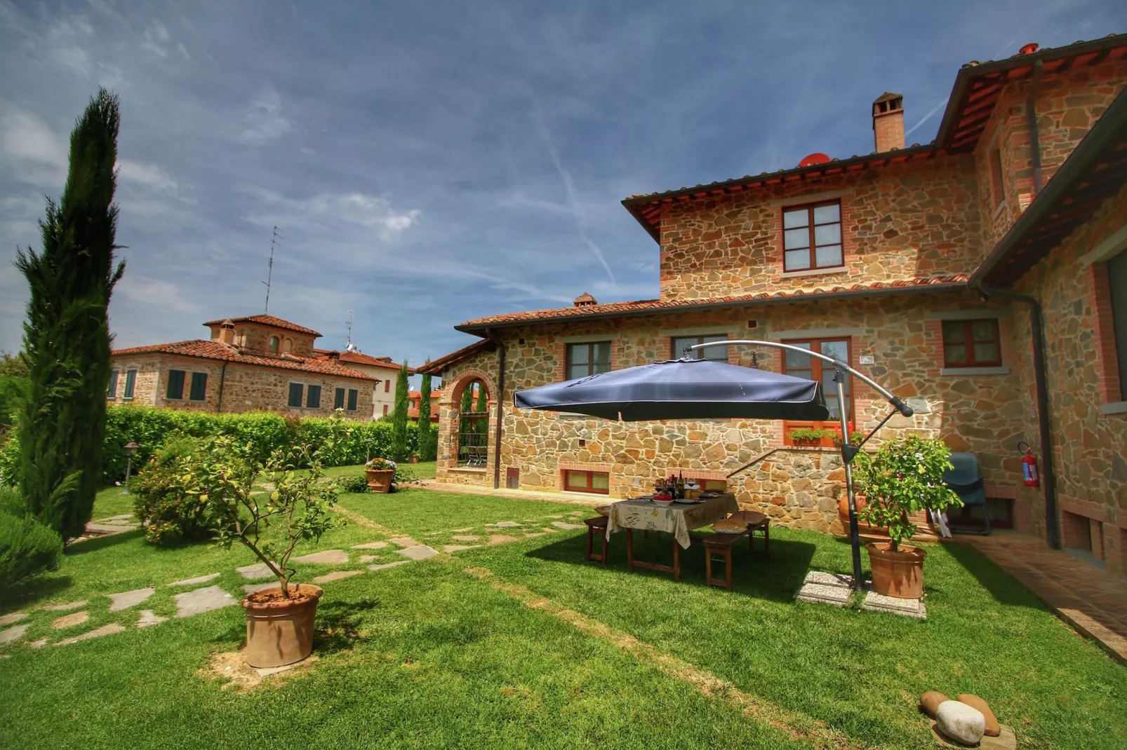 Casal Gheriglio Roseto-Exterior summer