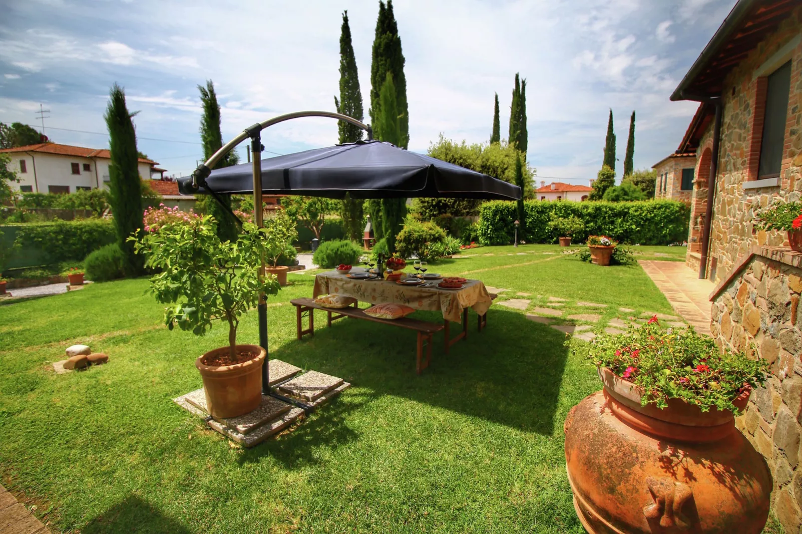 Casal Gheriglio Roseto-Gardens summer
