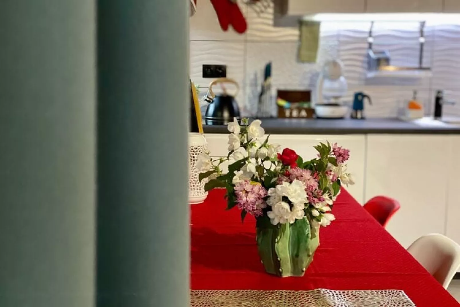 A modern holiday home-Dining room
