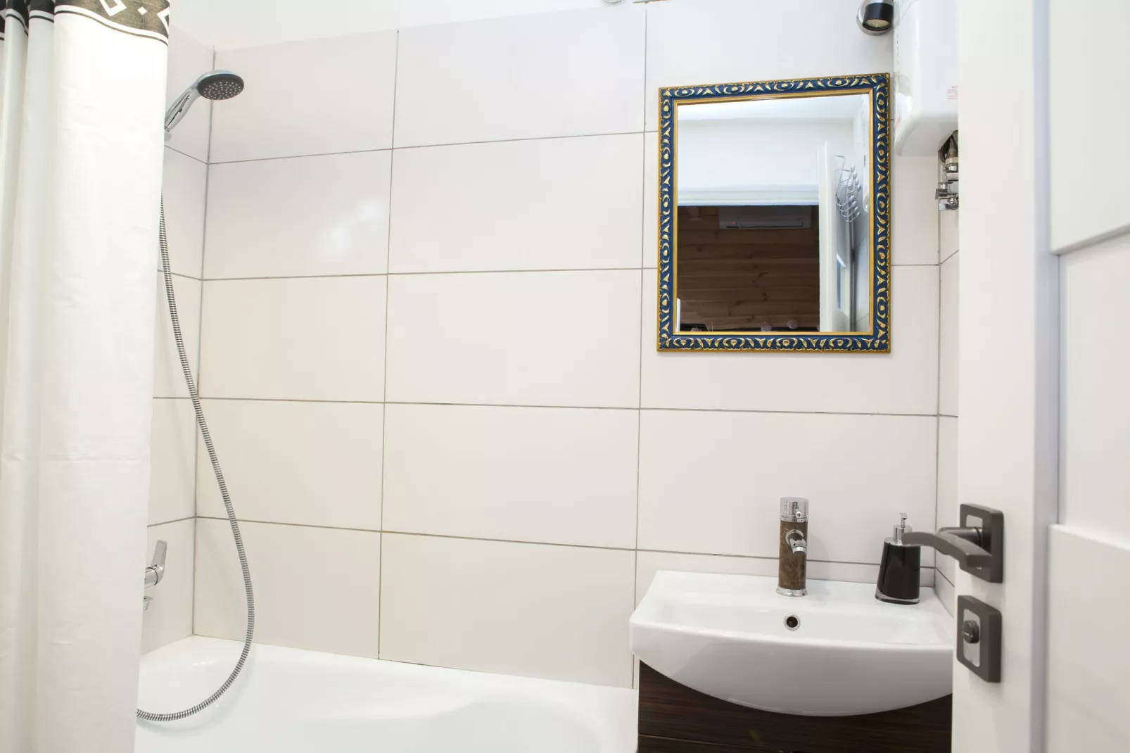 A modern holiday home-Bathroom