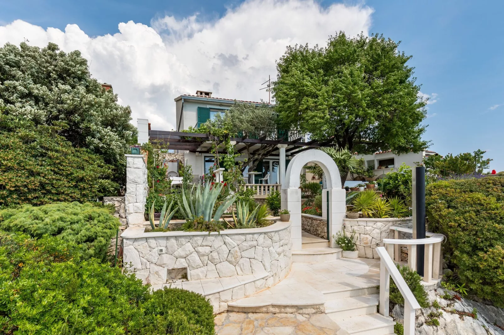 Sea front vacation home-Exterior summer