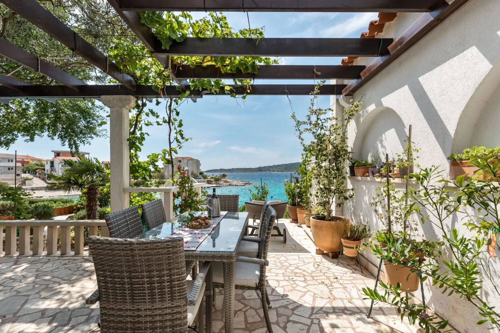 Sea front vacation home-Terrace balcony