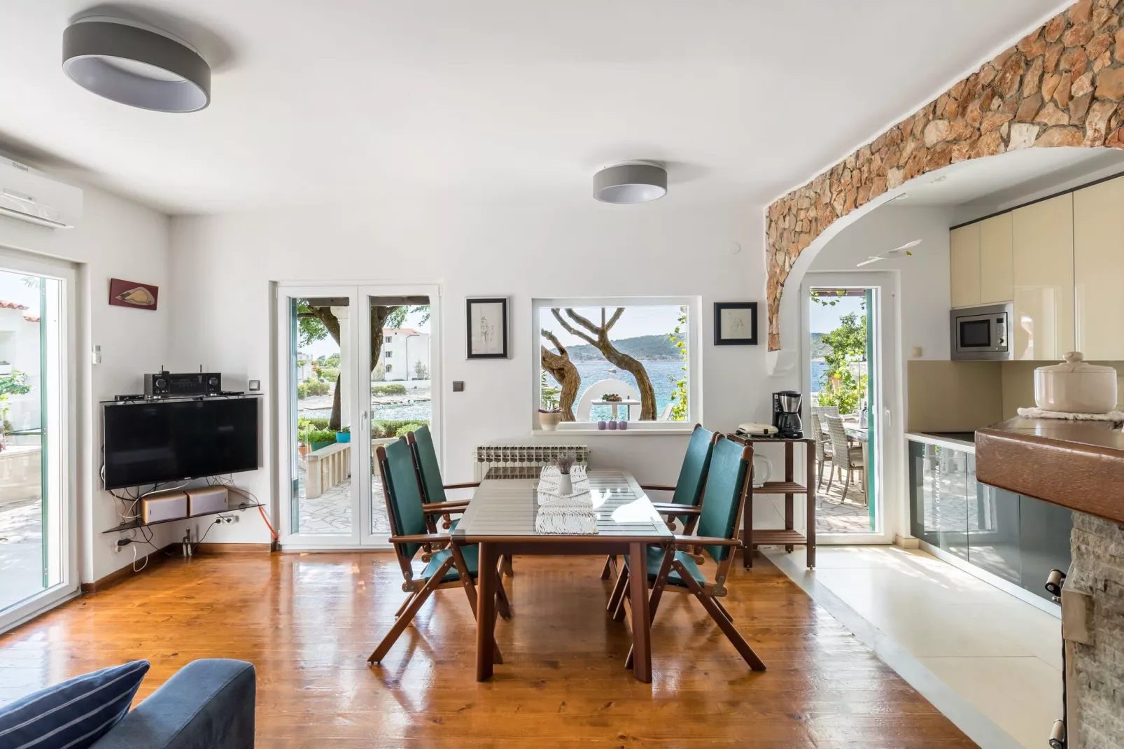 Sea front vacation home-Living room
