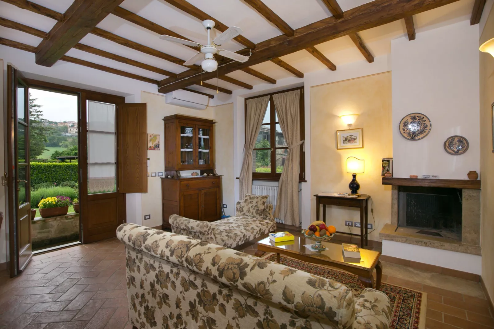 Casal Gheriglio Pergola-Living room