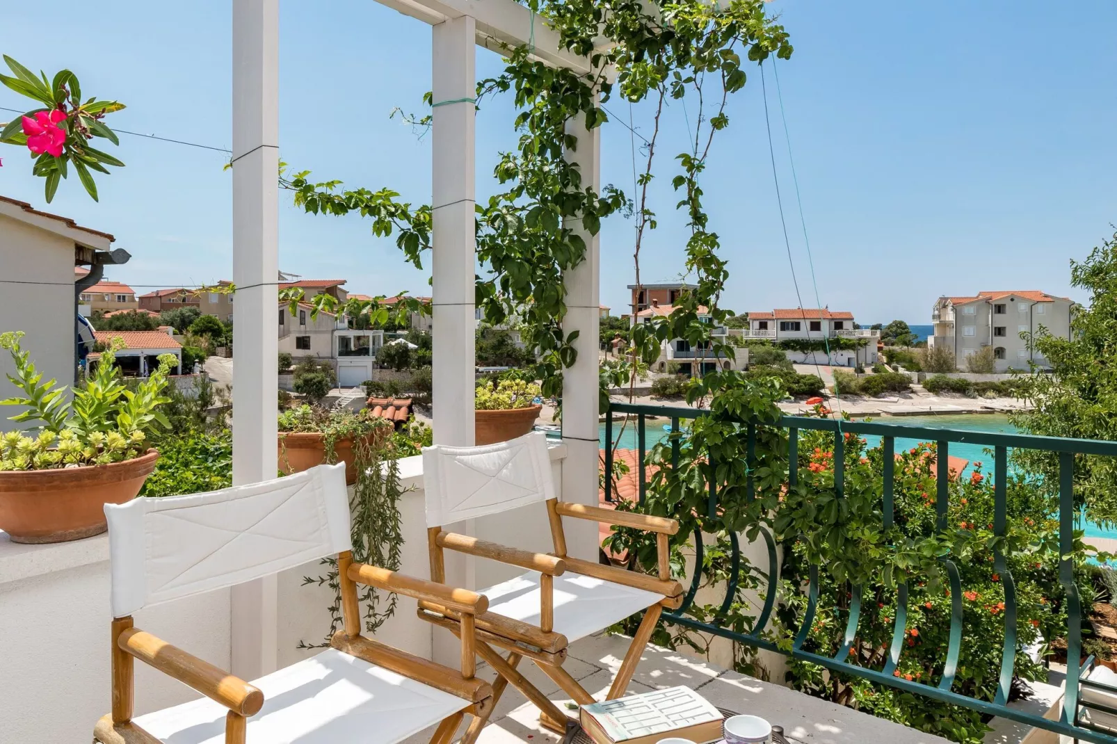 Sea front vacation home-Terrace balcony