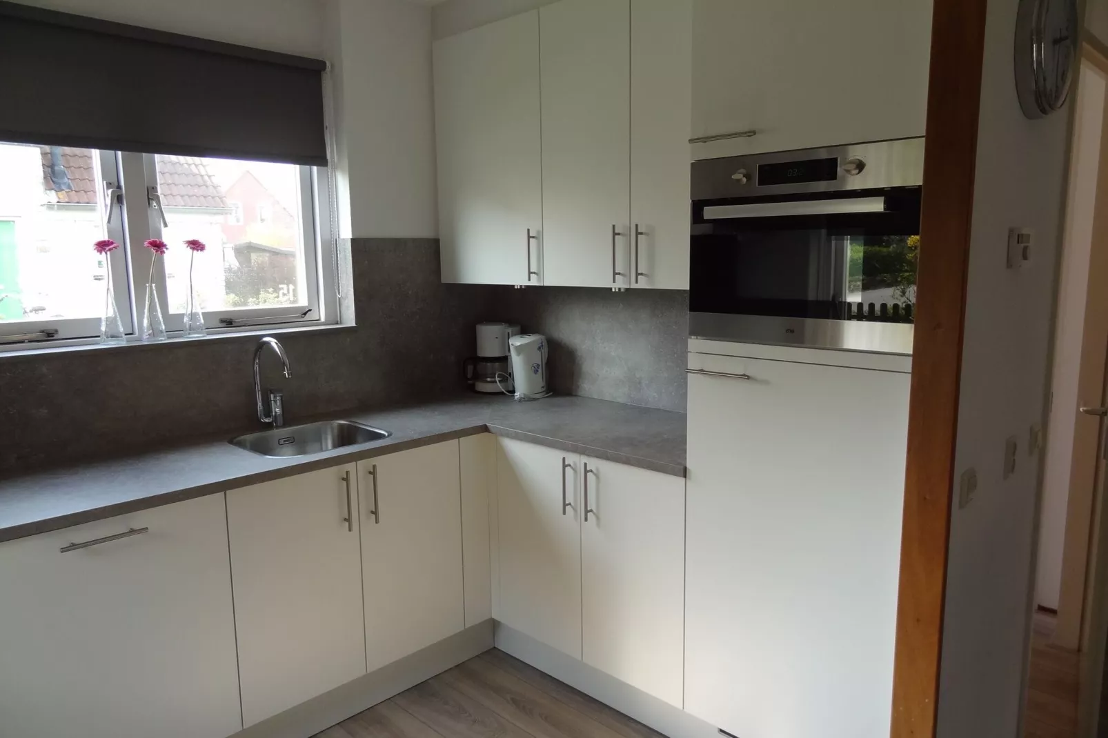 Villapark De Oesterbaai 15-Kitchen