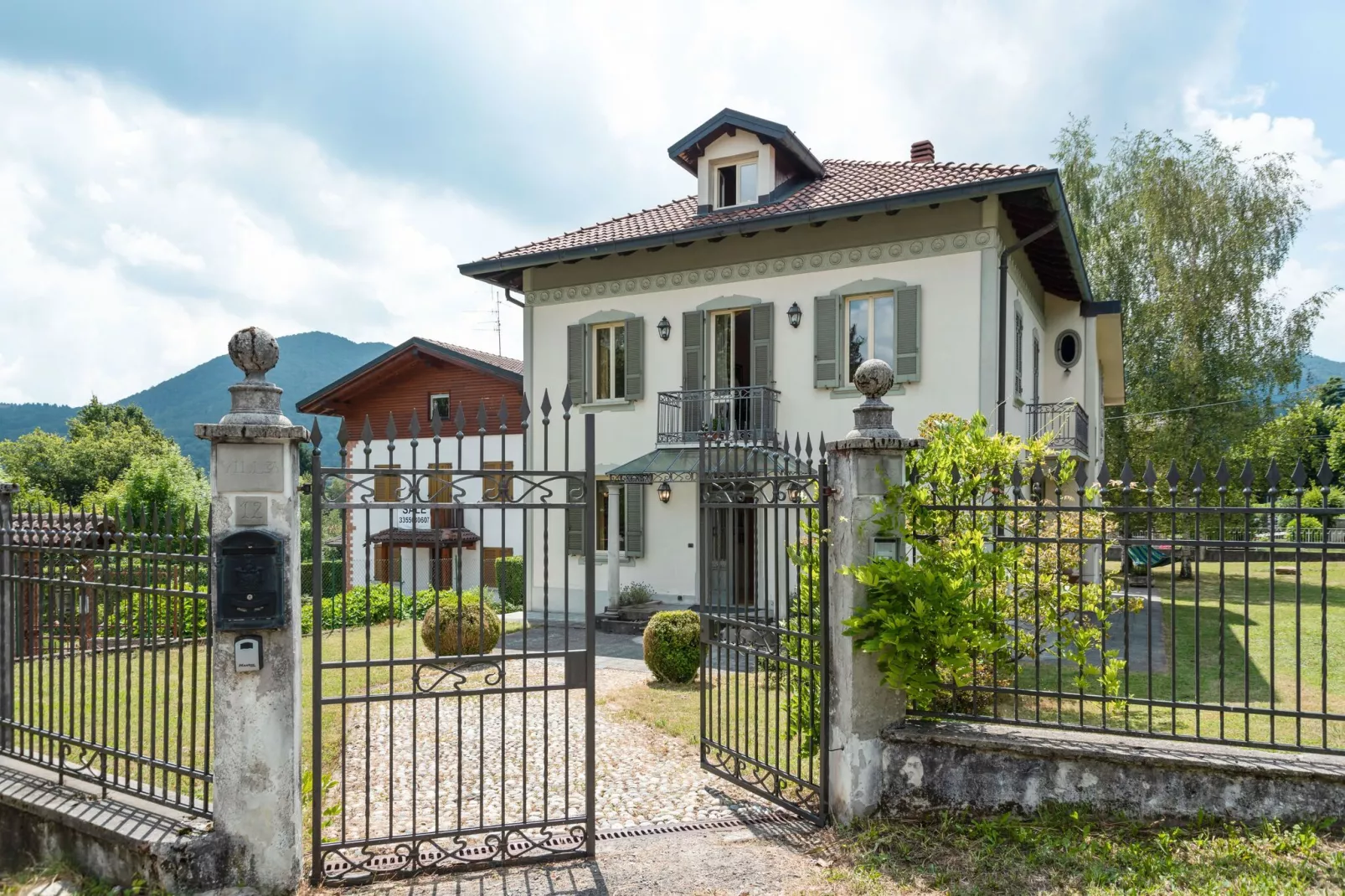 Villa d'epoca con ampio giardino lago di como-Exterior summer