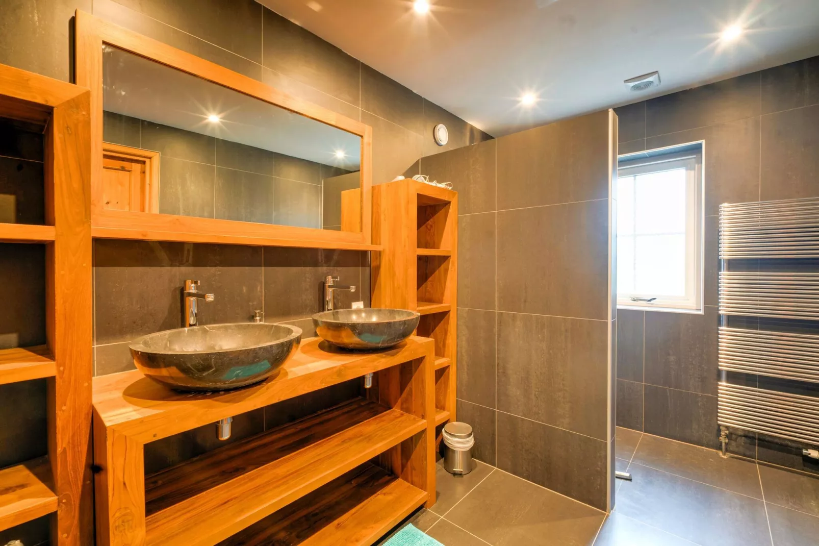 Heide State-Bathroom