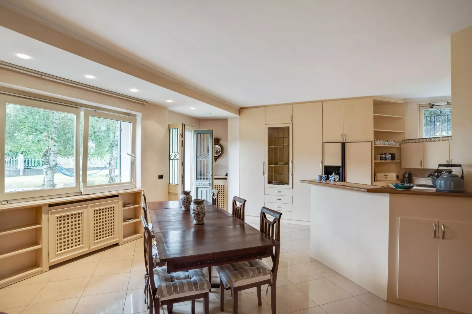 Villa d'epoca con ampio giardino lago di como-Kitchen