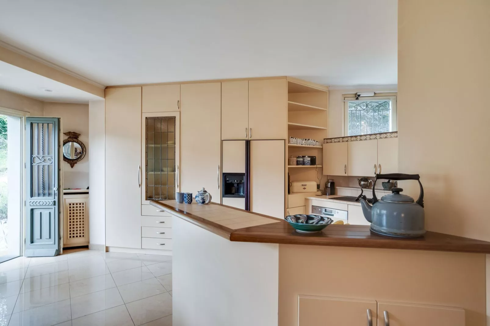 Villa d'epoca con ampio giardino lago di como-Kitchen
