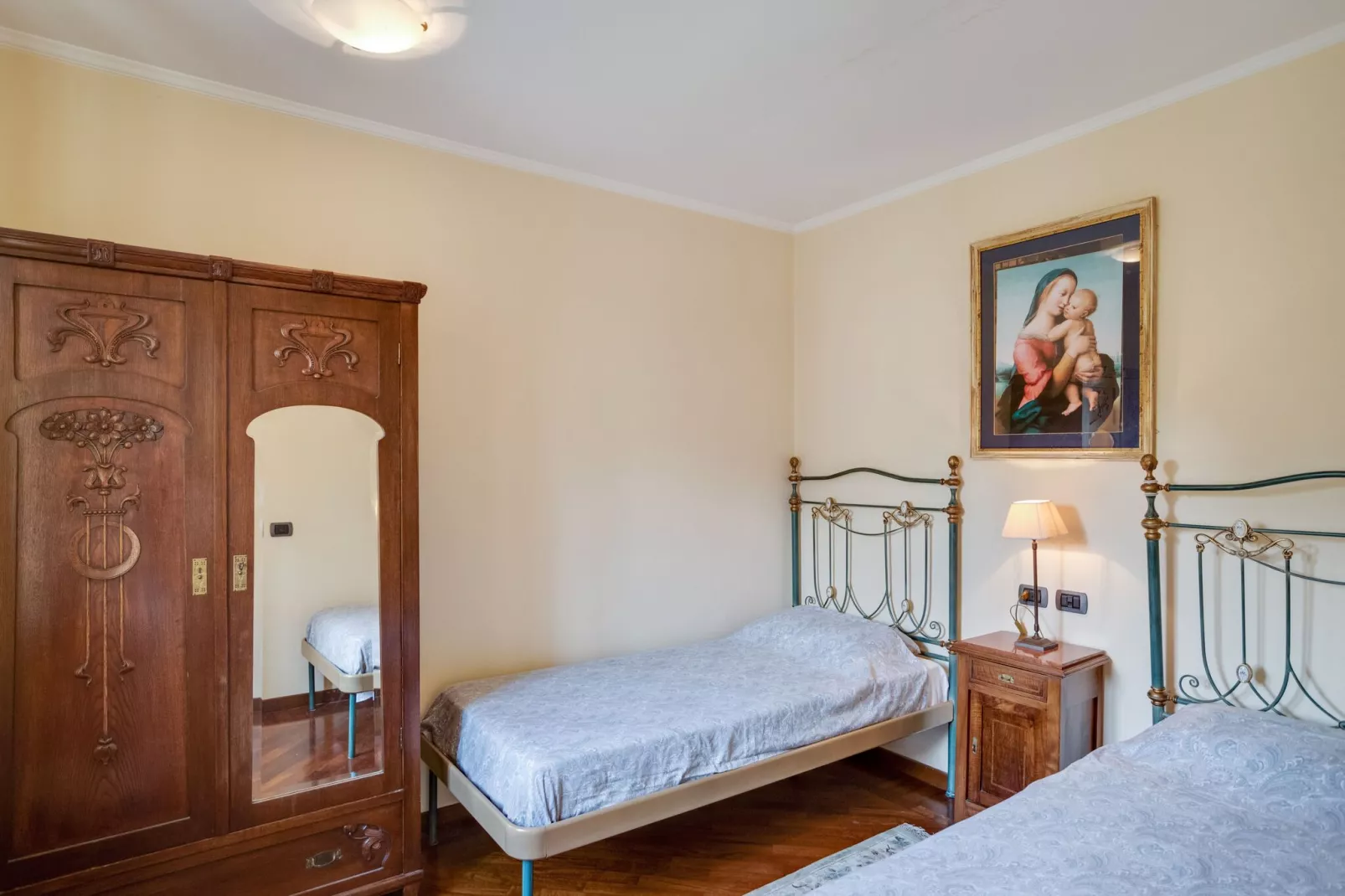 Villa d'epoca con ampio giardino lago di como-Bedroom