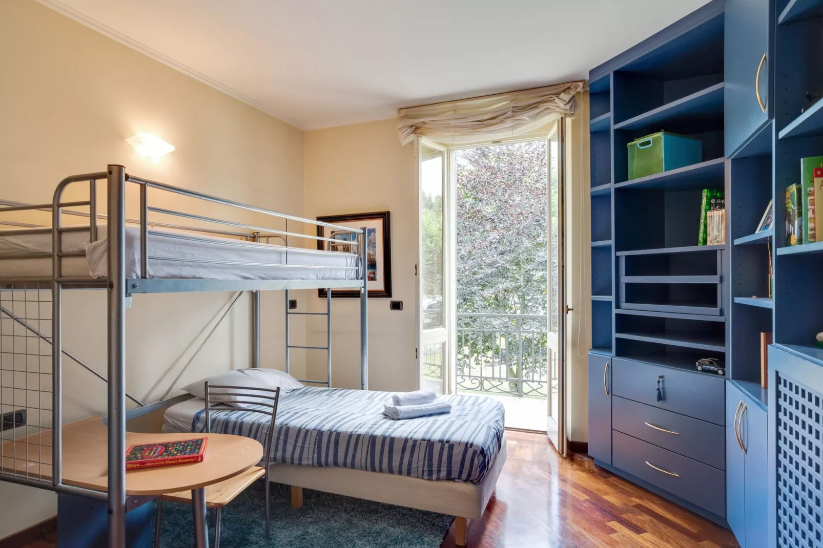 Villa d'epoca con ampio giardino lago di como-Bedroom