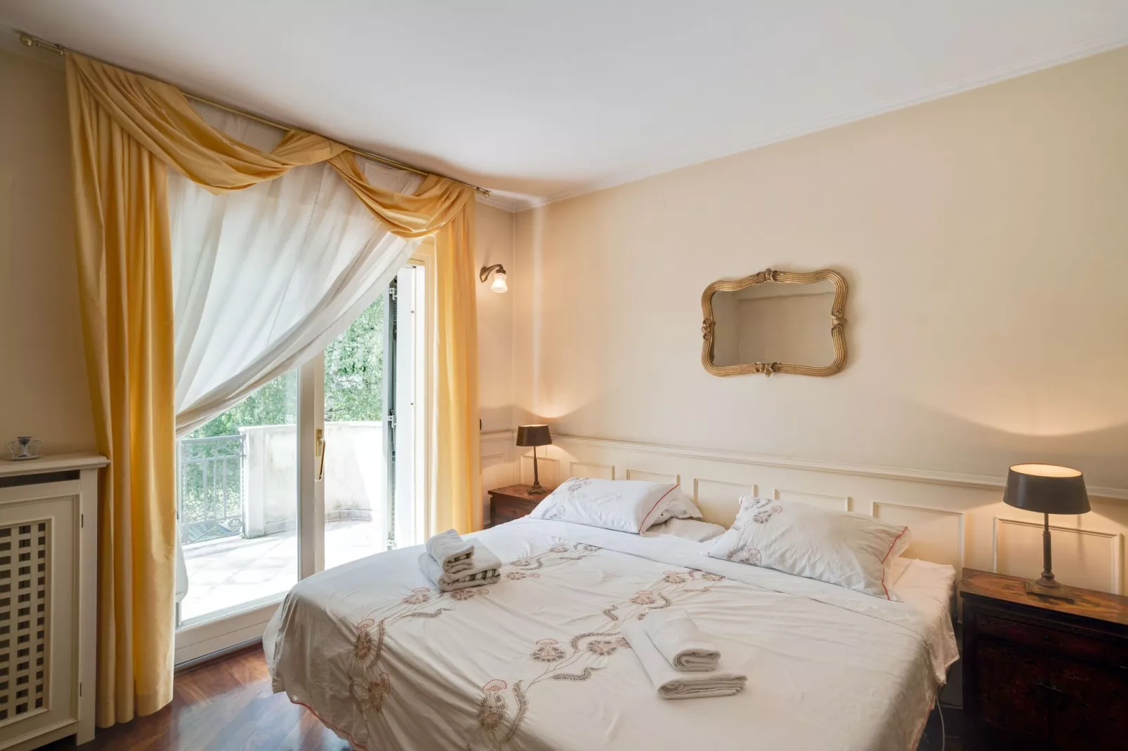 Villa d'epoca con ampio giardino lago di como-Bedroom