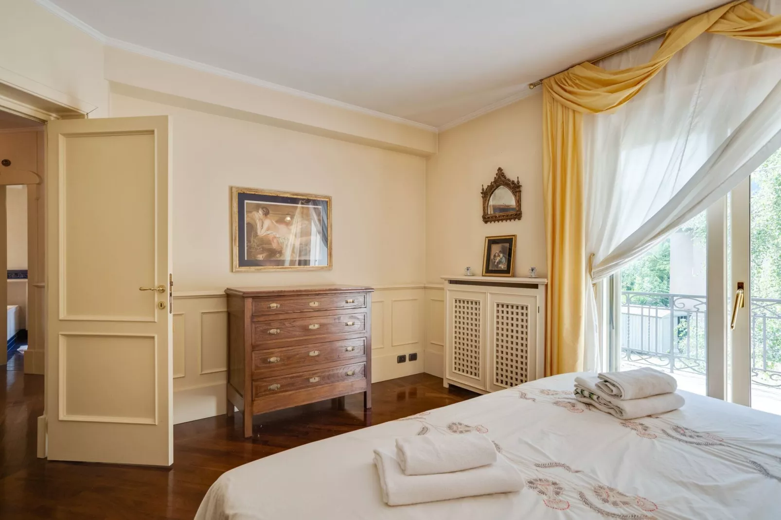 Villa d'epoca con ampio giardino lago di como-Bedroom