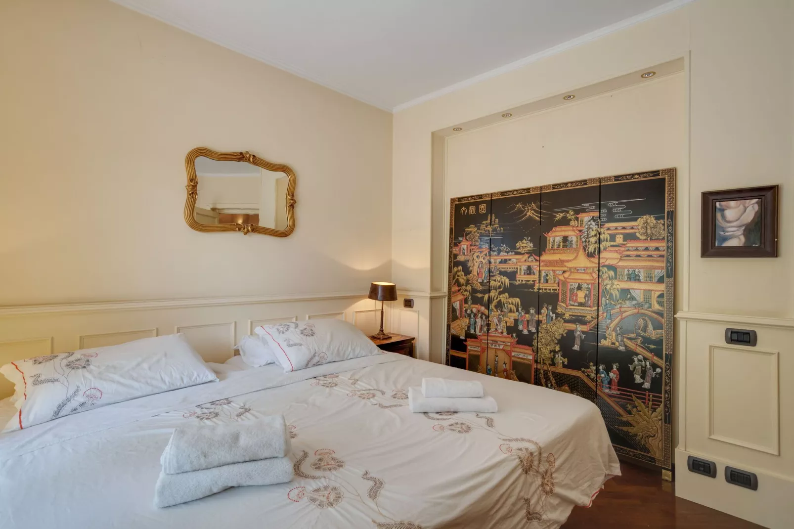 Villa d'epoca con ampio giardino lago di como-Bedroom