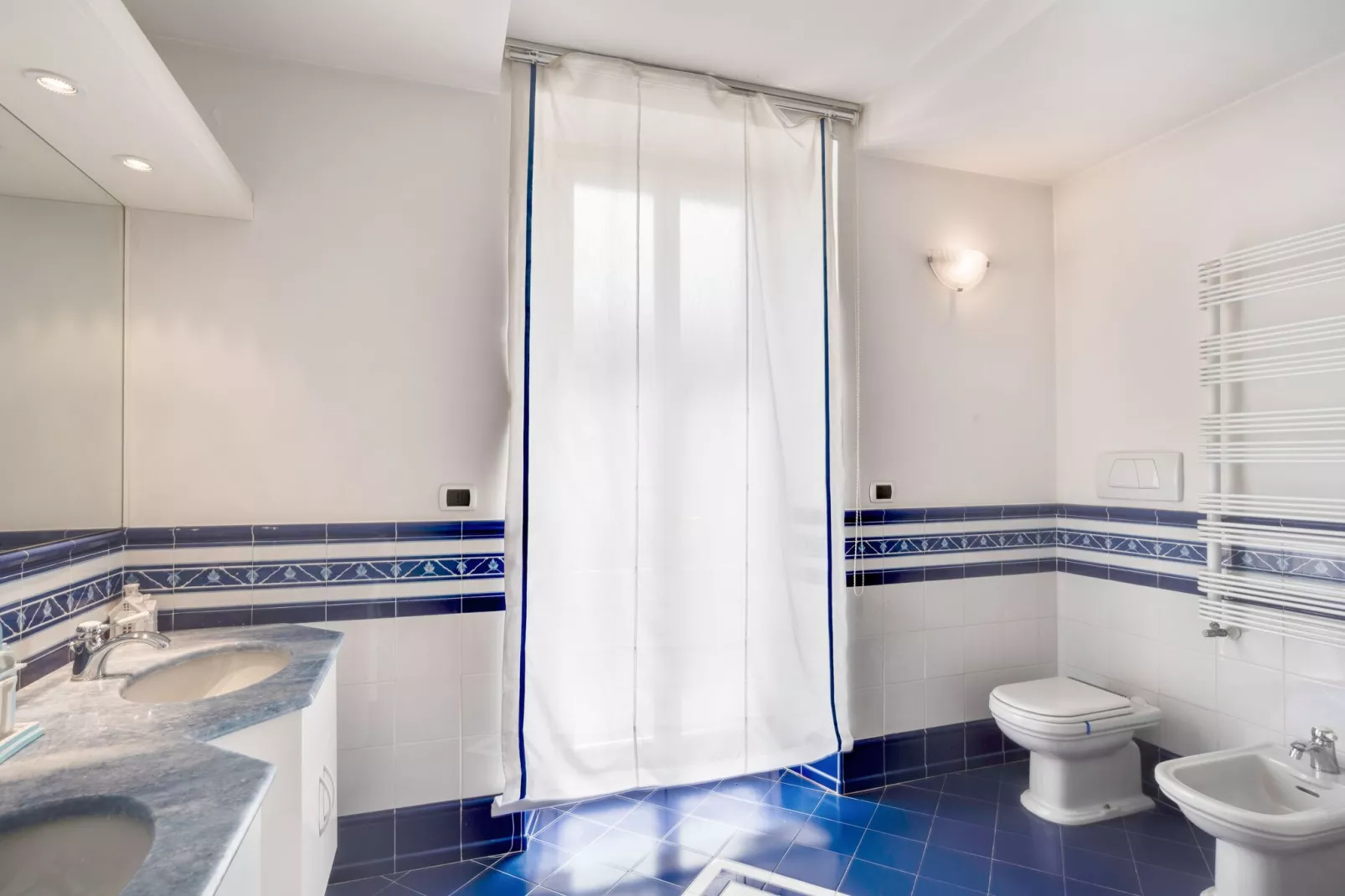 Villa d'epoca con ampio giardino lago di como-Bathroom