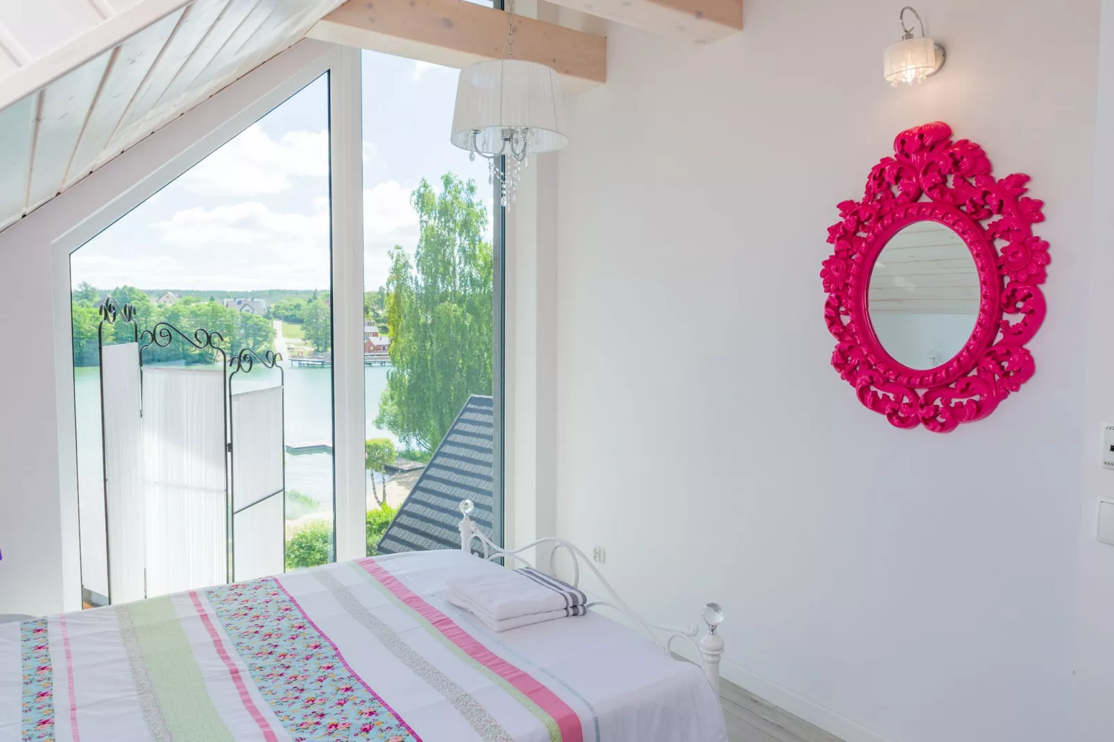 A luxury villa on the shore of the lake-Bedroom