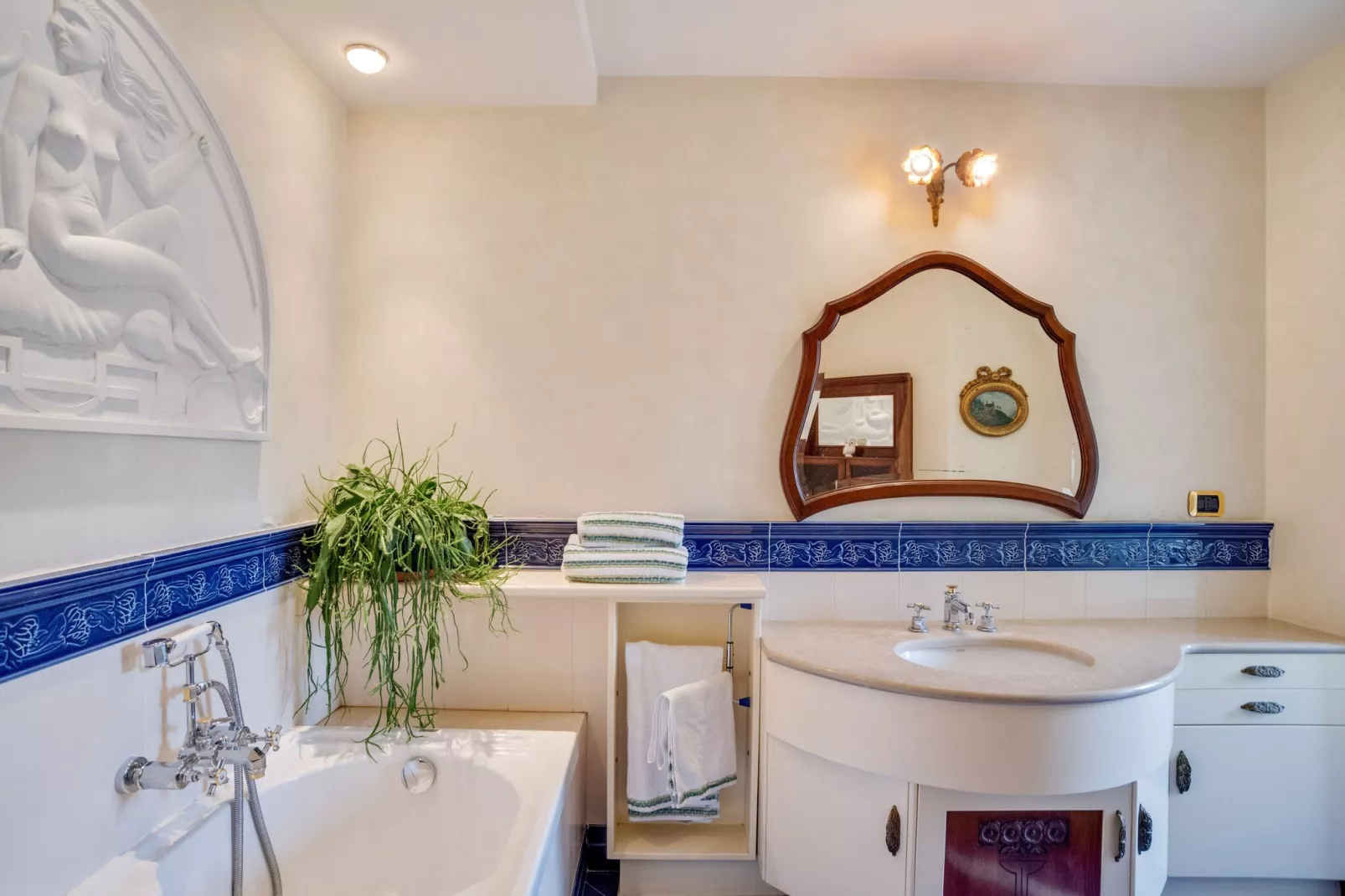 Villa d'epoca con ampio giardino lago di como-Bathroom