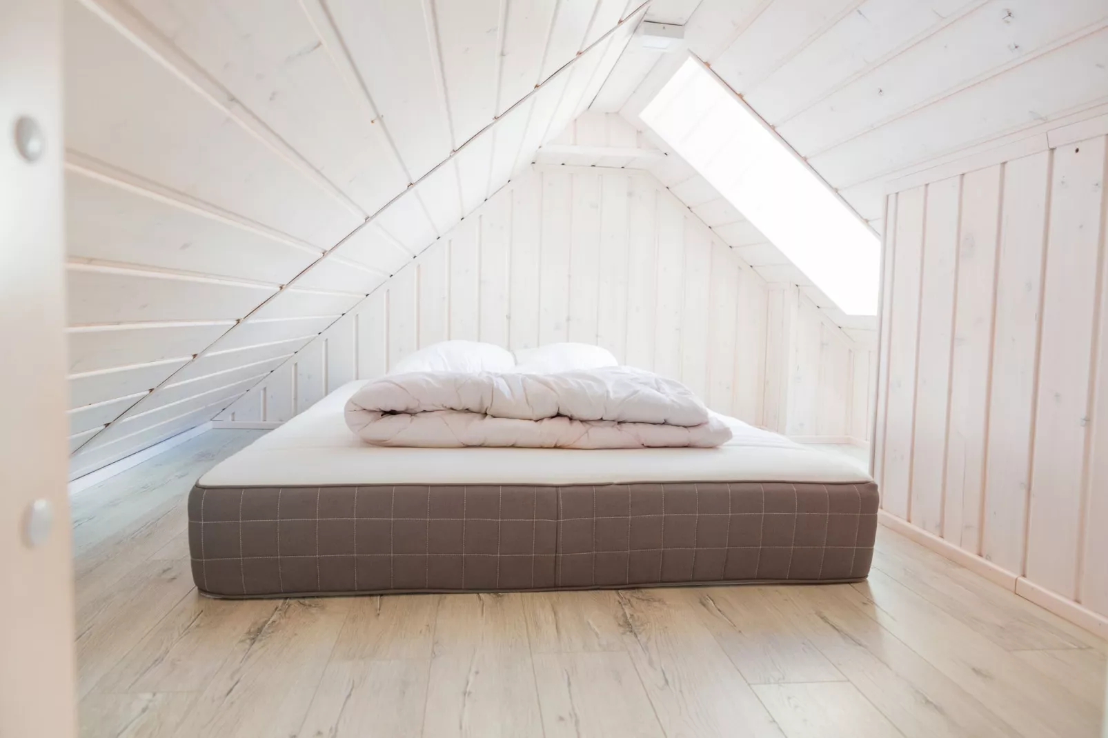A luxury villa on the shore of the lake-Bedroom