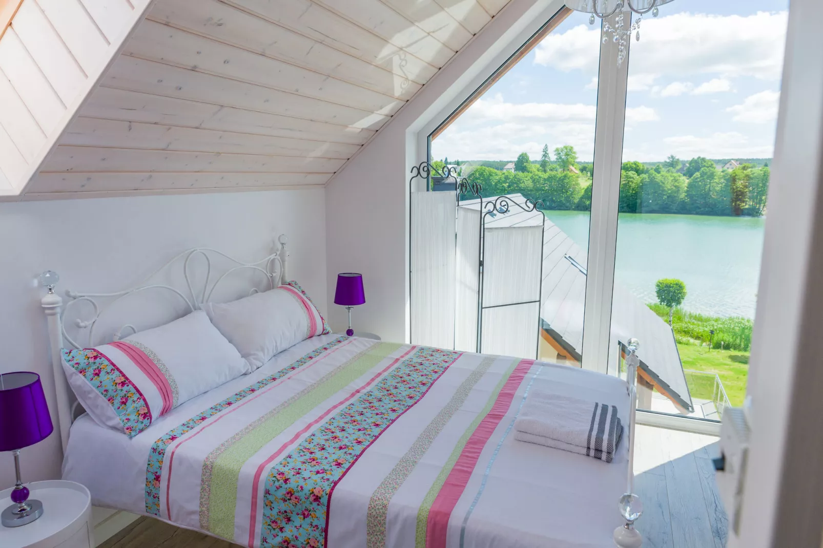 A luxury villa on the shore of the lake-Bedroom