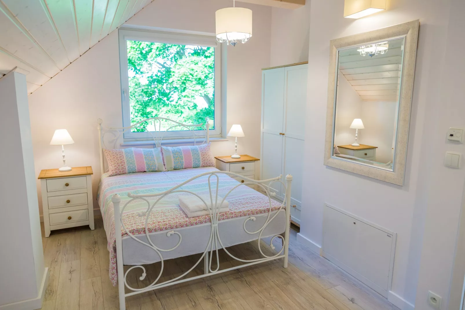A luxury villa on the shore of the lake-Bedroom