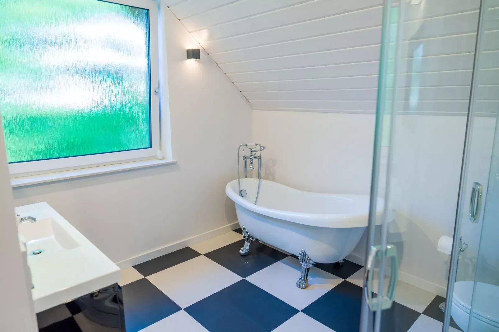 A luxury villa on the shore of the lake-Bathroom