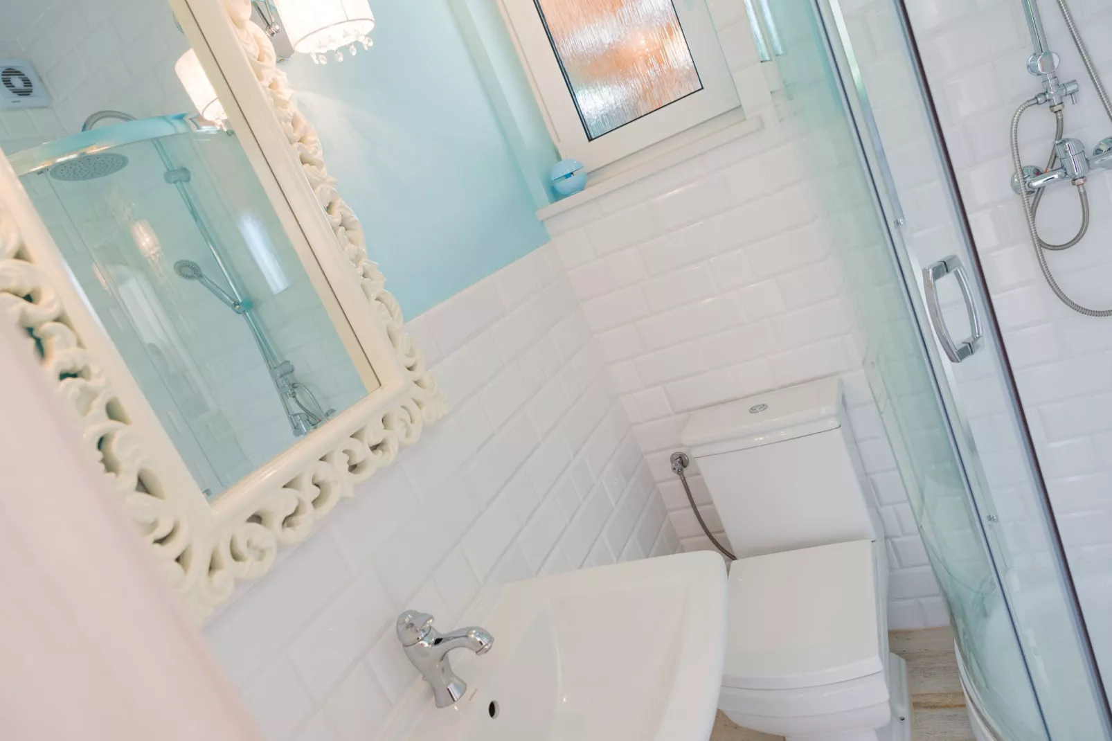 A luxury villa on the shore of the lake-Bathroom