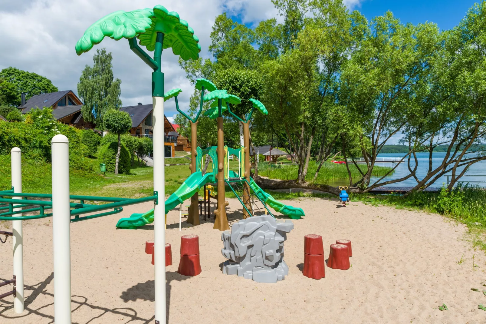 A luxury villa on the shore of the lake-Gardens summer