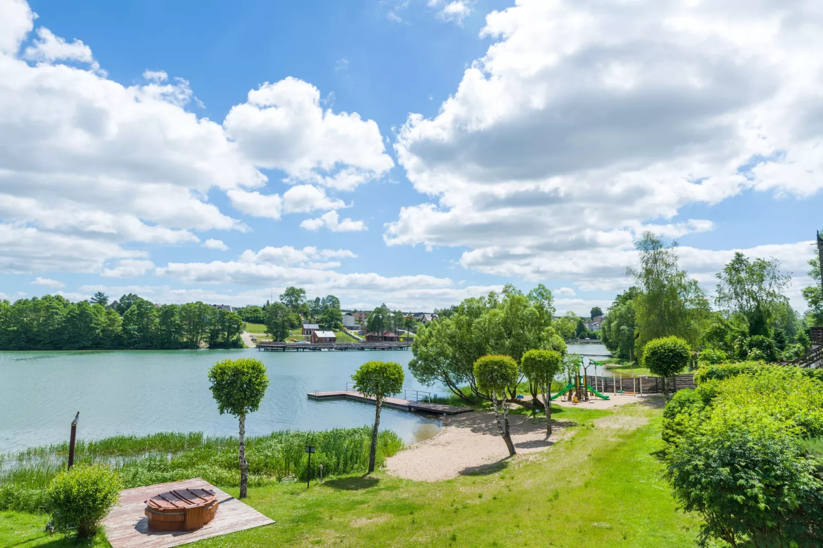 A luxury villa on the shore of the lake-Gardens summer