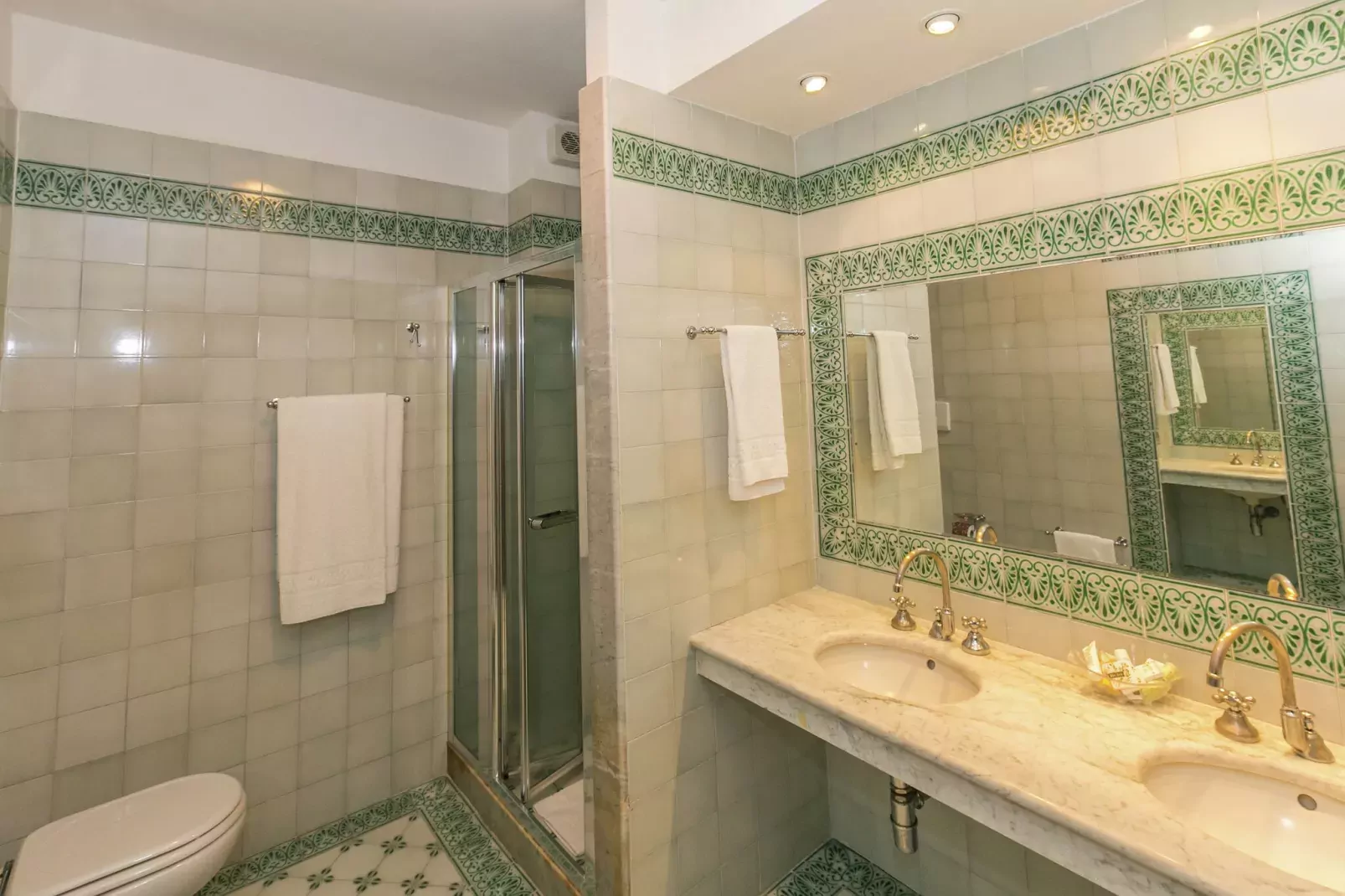 Tinaia-Bathroom