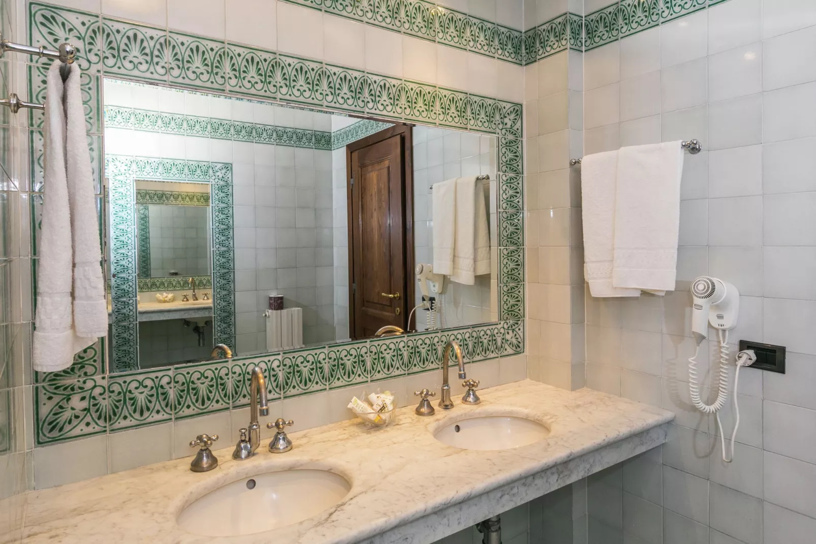 Tinaia-Bathroom