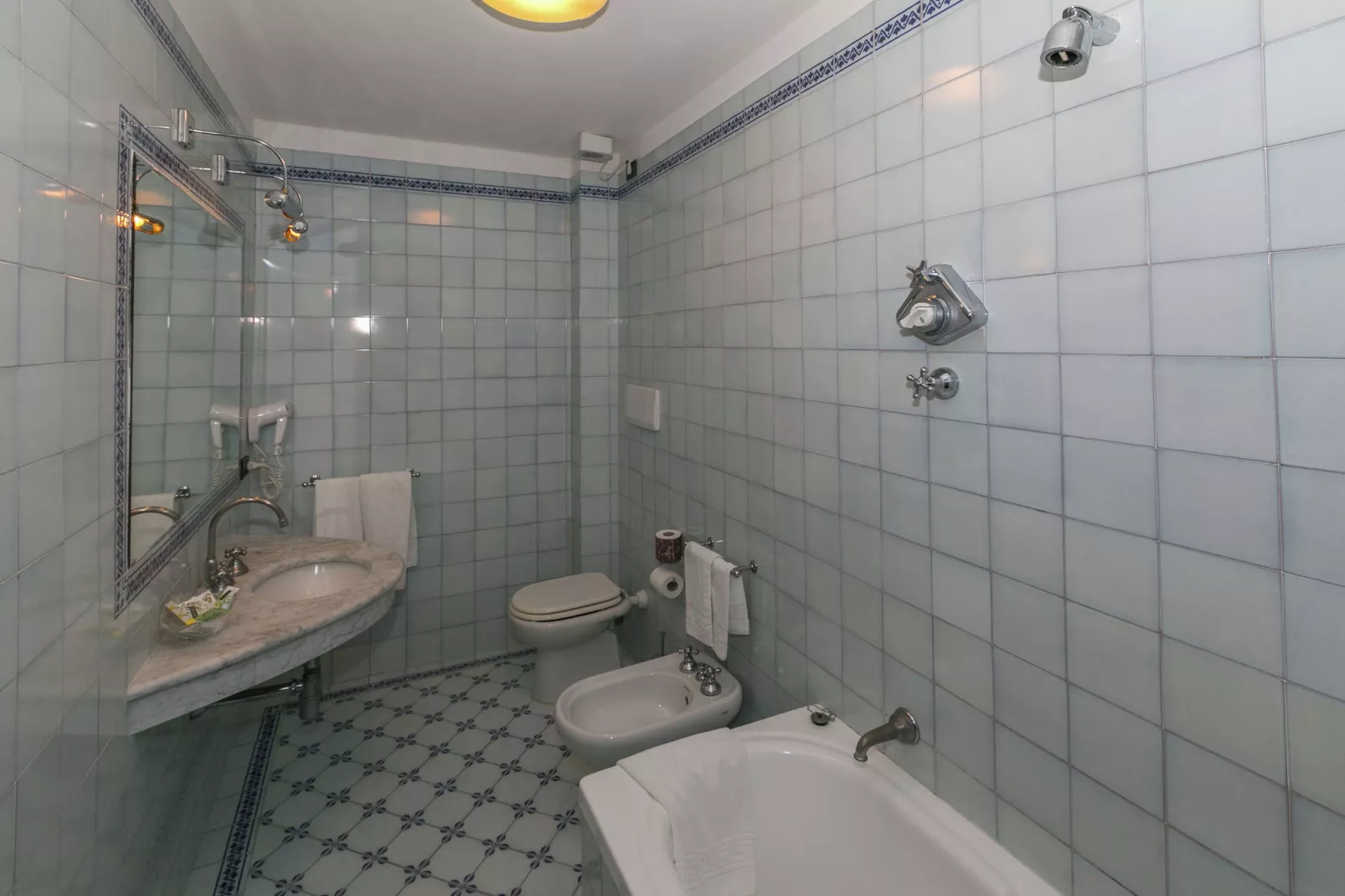 Tinaia-Bathroom