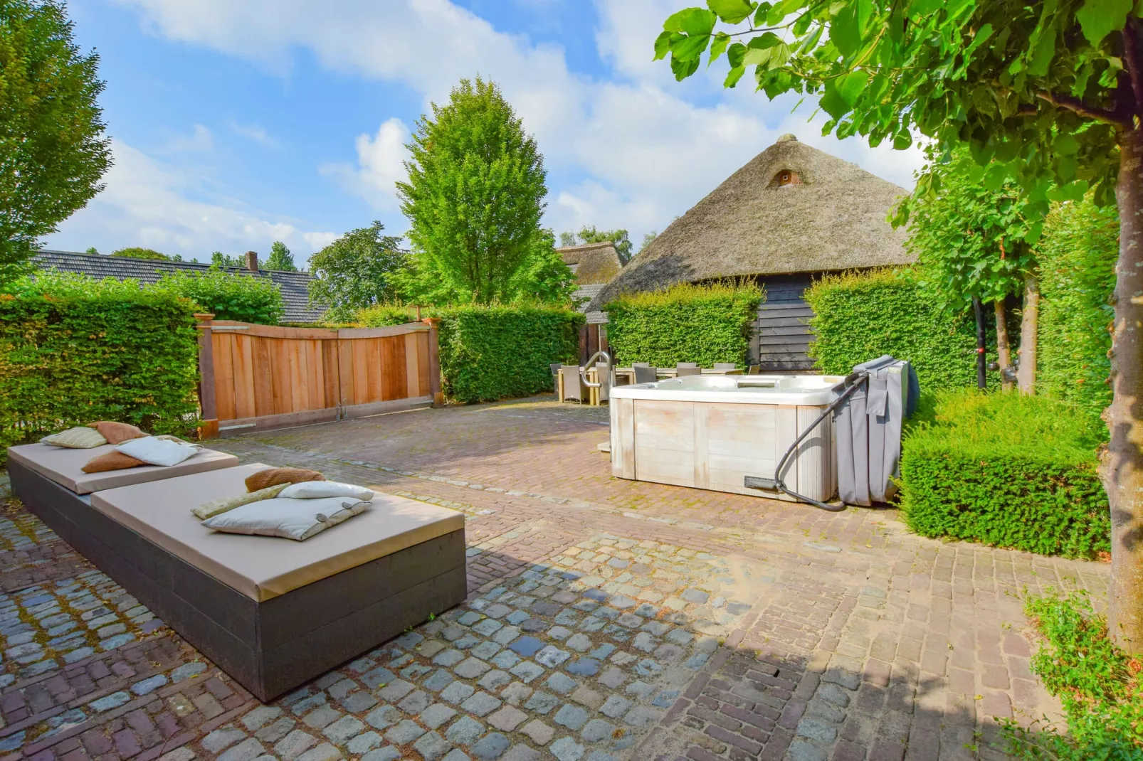 La Maison Douce-Gardens summer