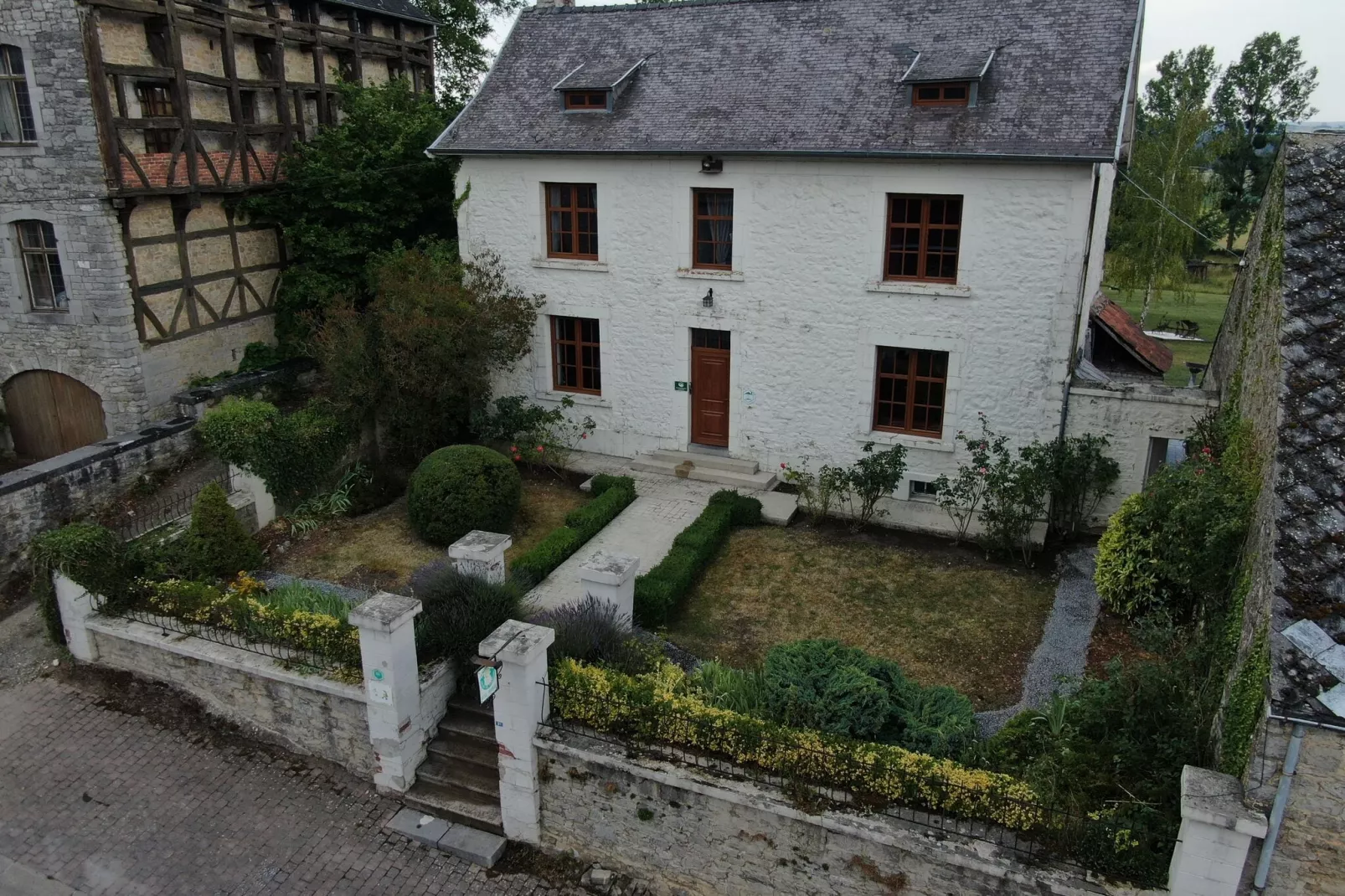 Maison Gimnée-Exterior summer