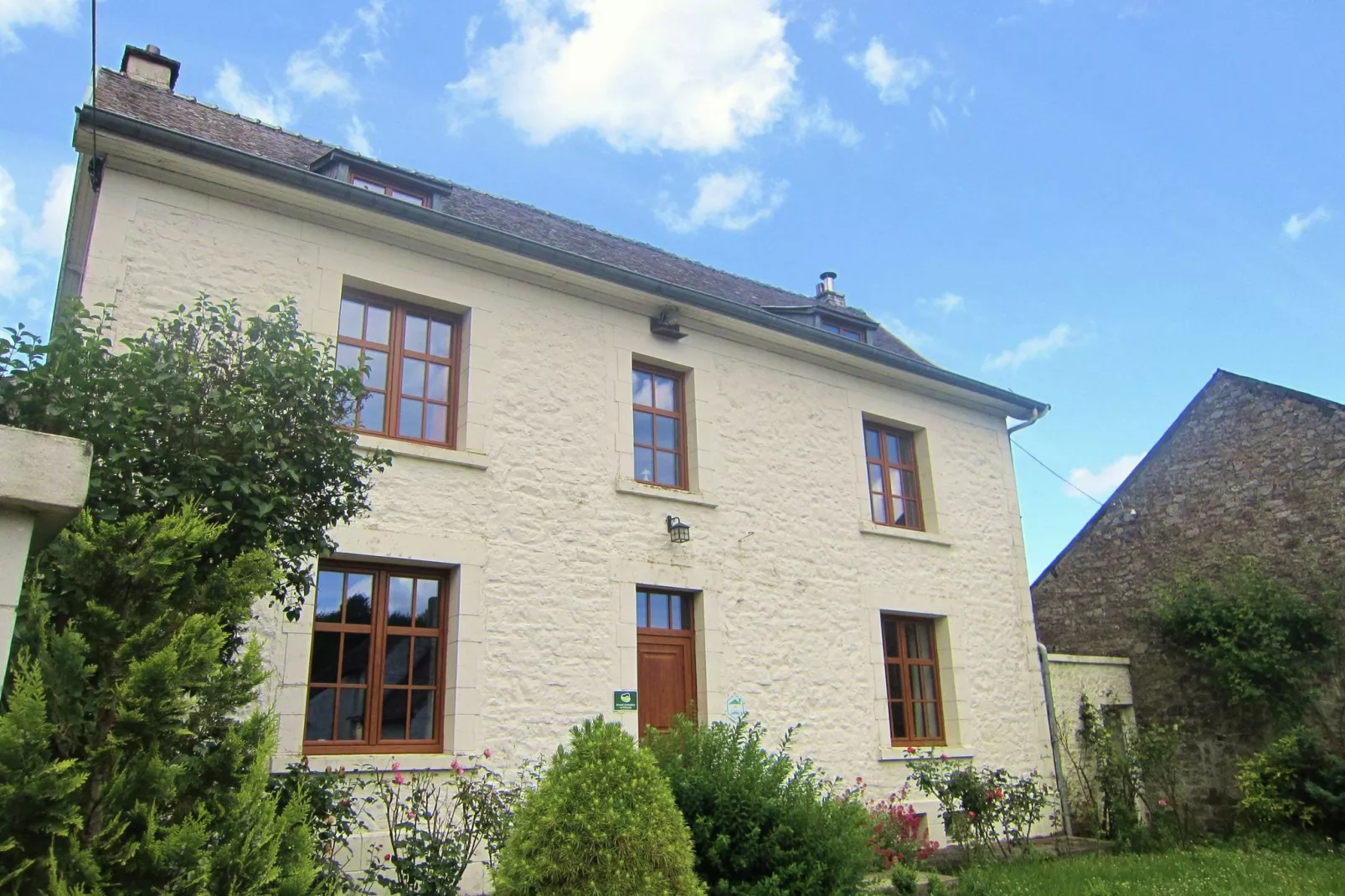 Maison Gimnée-Exterior summer