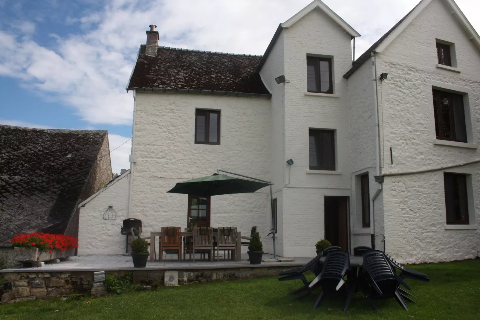 Maison Gimnée-Exterior summer