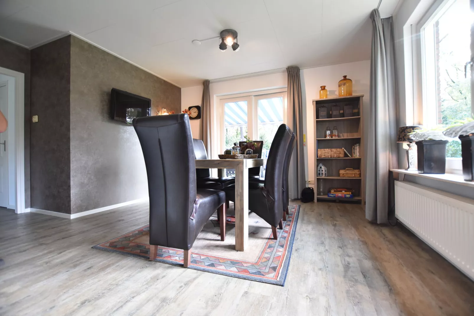 Oarich Trechte-Dining room