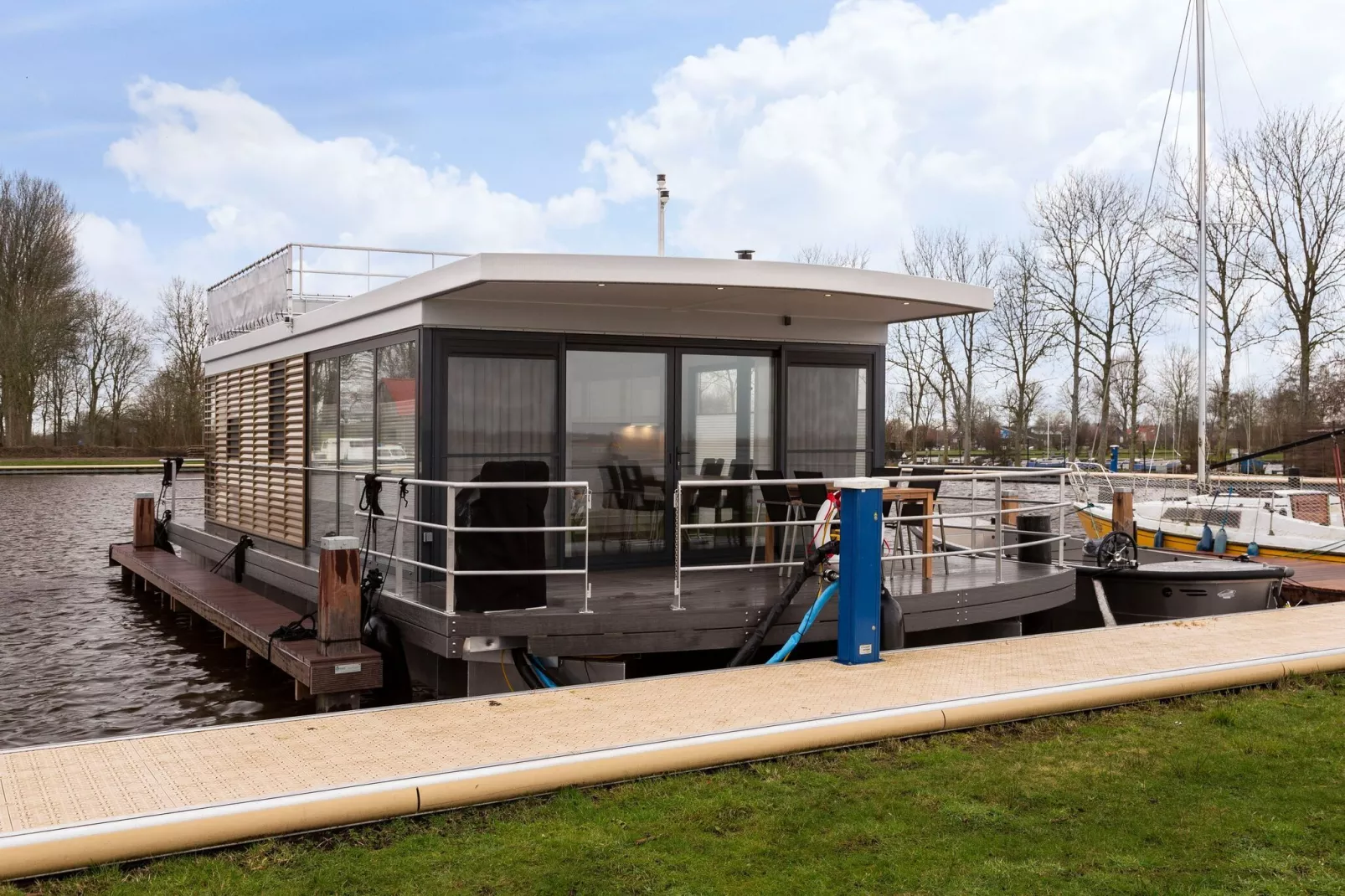 Houseboat Elysium met dakterras
