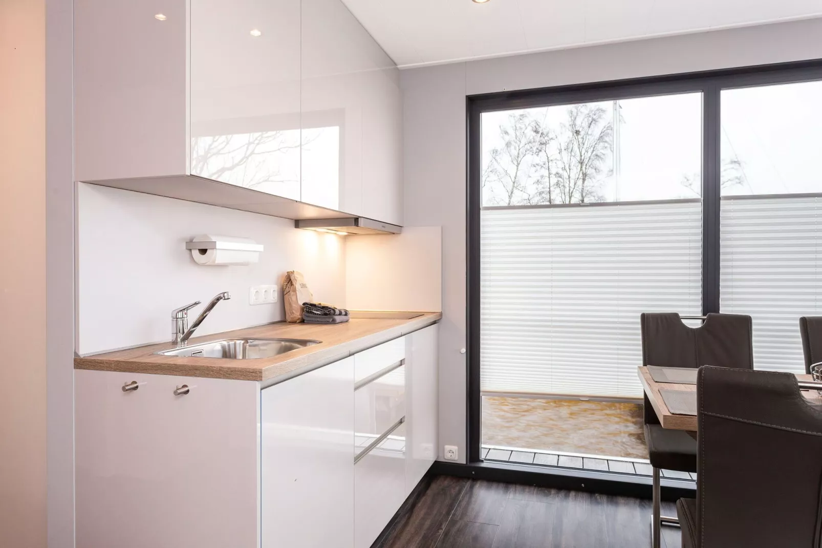 Houseboat Elysium met dakterras-Kitchen