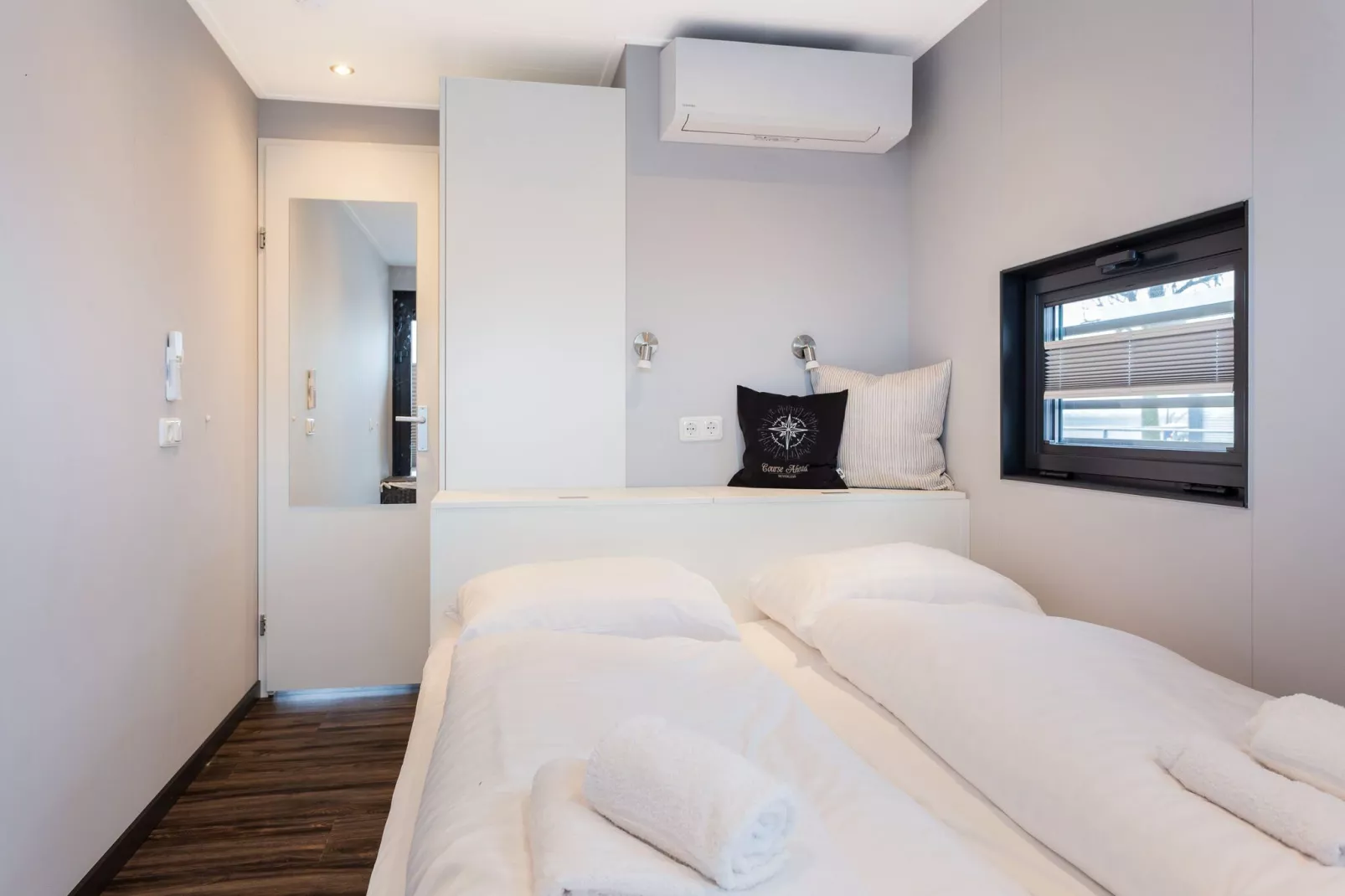 Houseboat Elysium met dakterras-Bedroom